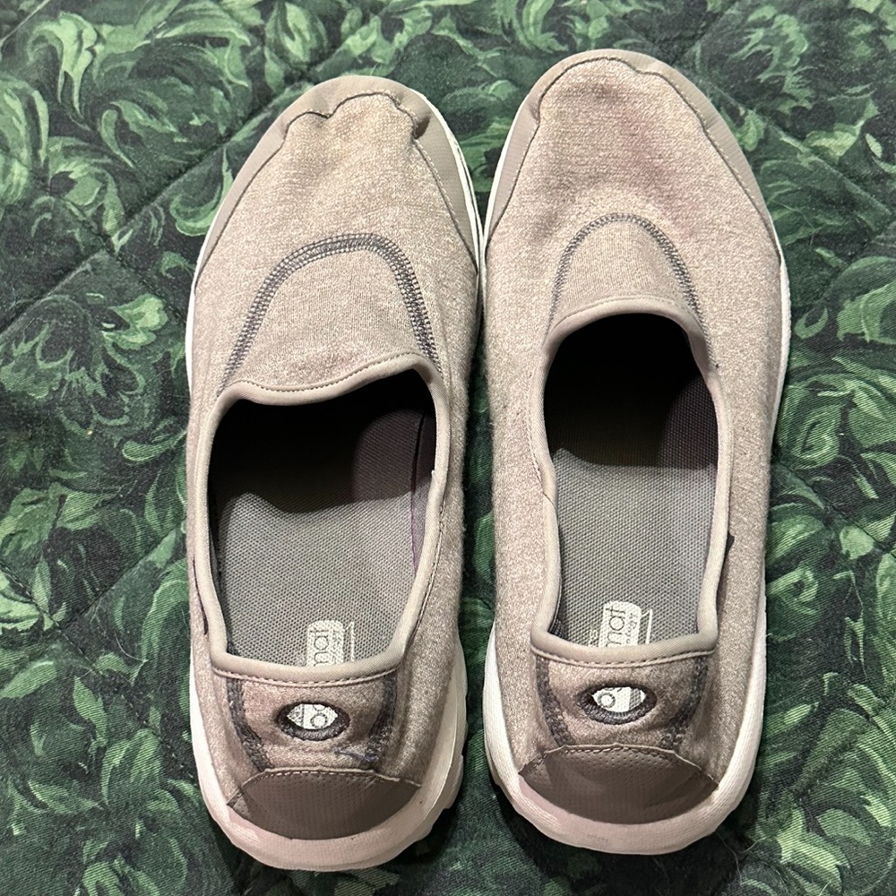 Comfy Skechers shoes - Picture 6 of 7